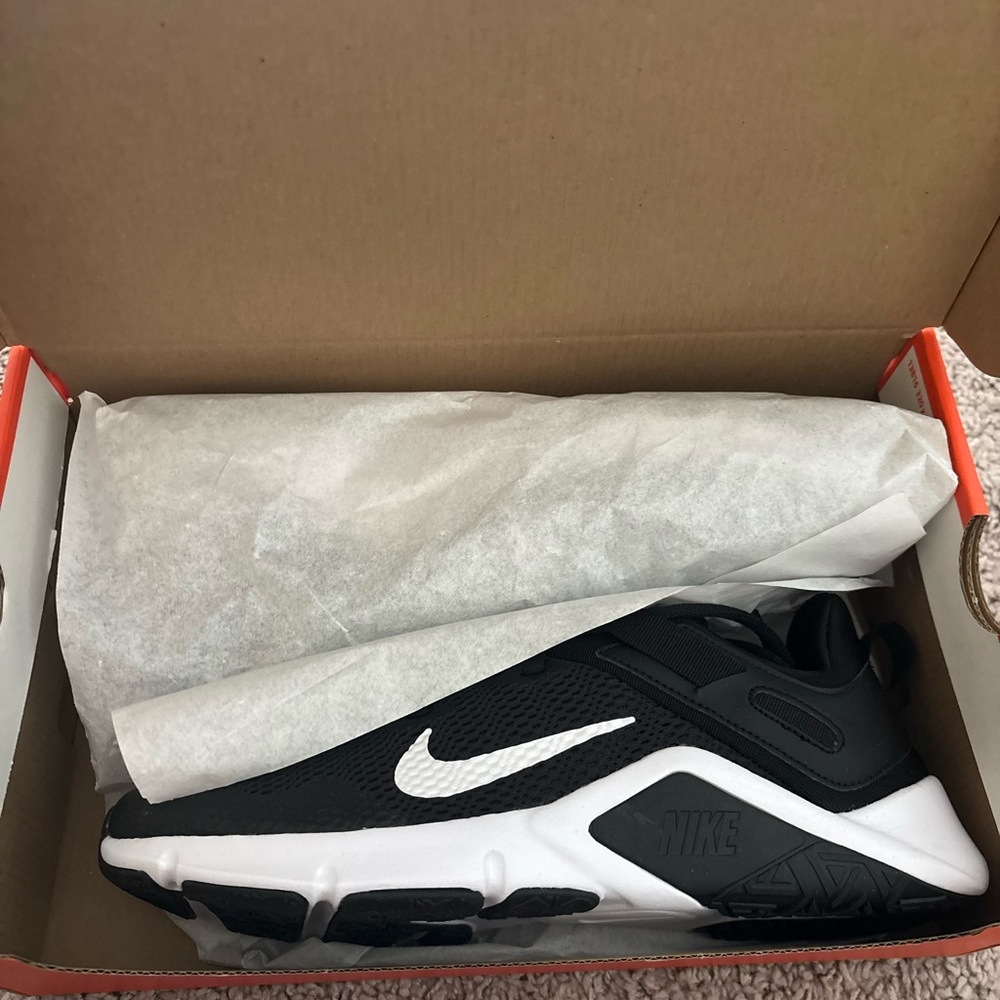 Nike Black and White Athletic Shoes - Picture 2 of 7